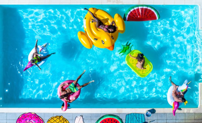 8 mejores colchonetas para tomar el sol en la piscina este verano