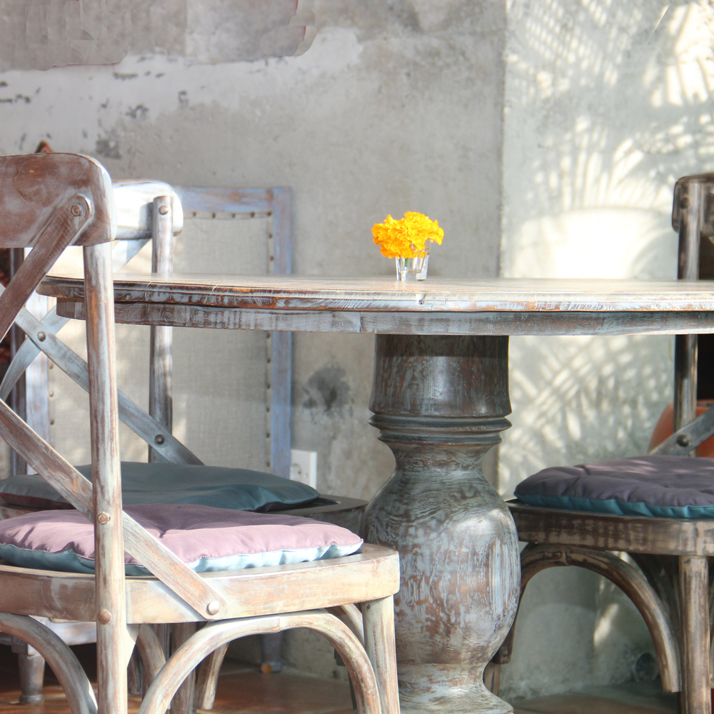 Restaurar mesas antiguas con un toque romántico