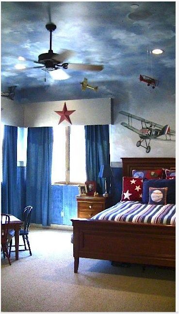 aviones colgantes en habitación infantil