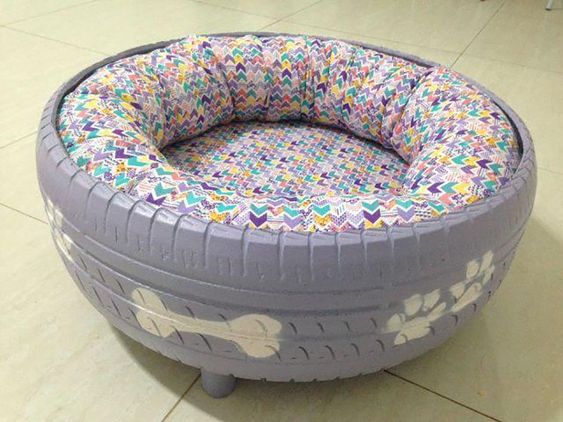This tyre pet bed is lined with fabric to make it more comfortable.