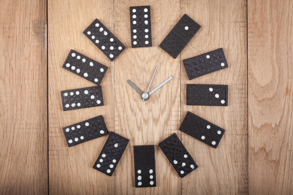reloj con piezas de dominó
