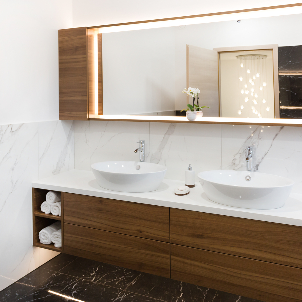 baños modernos madera y mármol