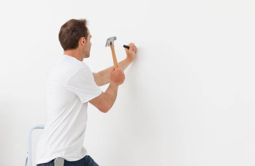 Hay varios trucos para clavar un clavo en la pared sin dañarla.
