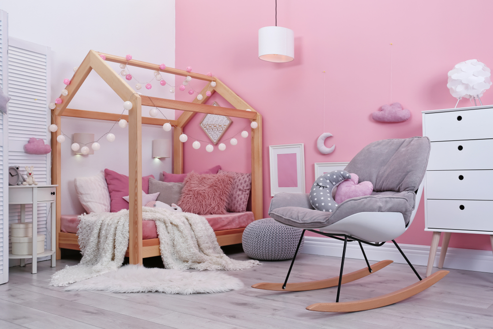 Dormitorio rosa infantil.