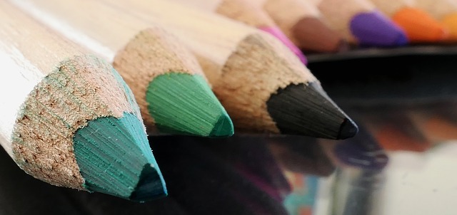 Jarrones hechos con lápices de colores.