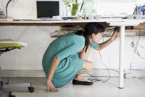 3 maneras de ocultar los cables en la oficina