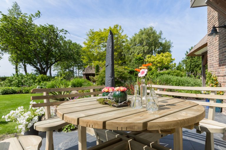 Muebles de madera con diseños orgánicos para tu jardín