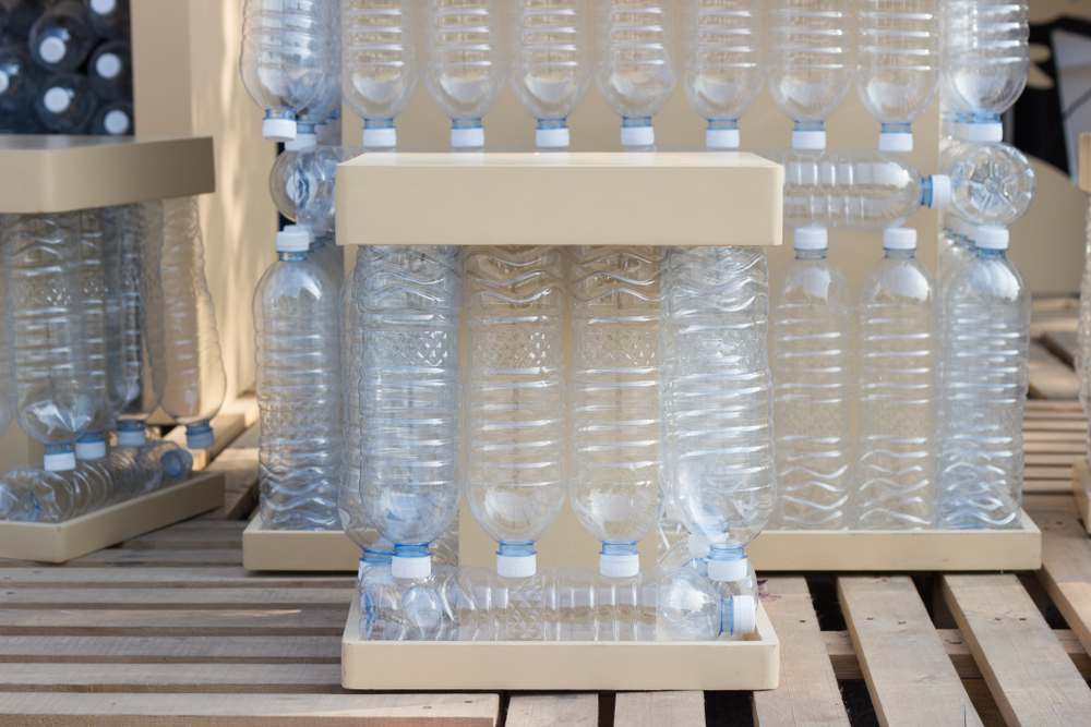 Mobiliario de botellas de plástico.