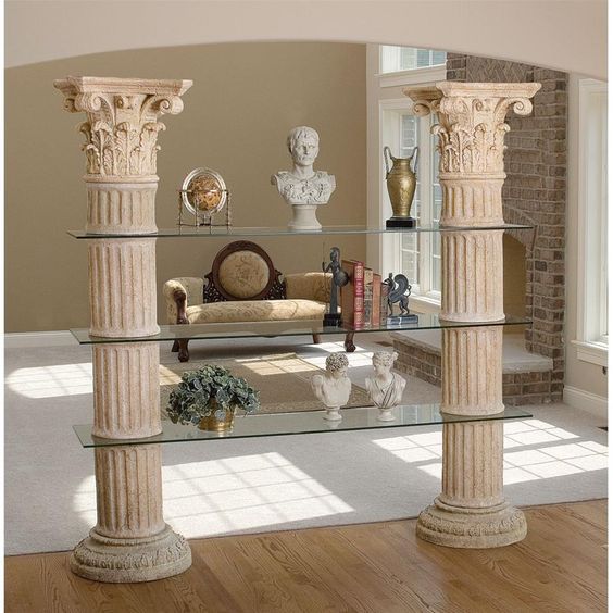 Una estantería ideal para decorar al estilo romano.