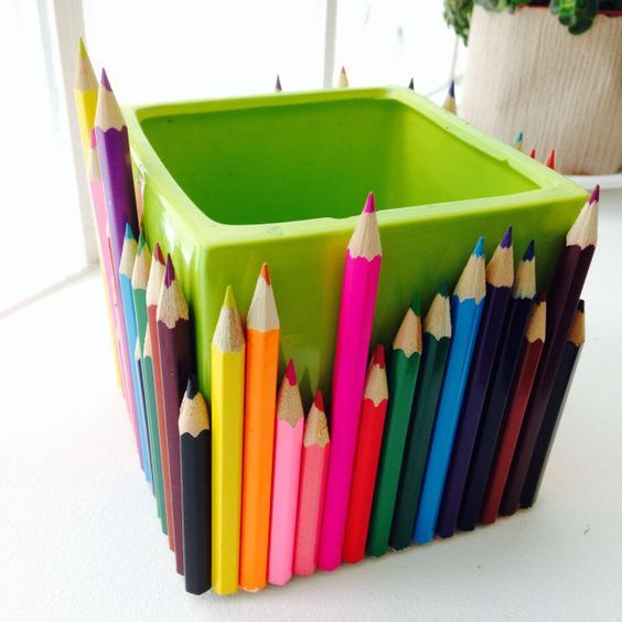 Los jarrones hechos con lápices de colores.