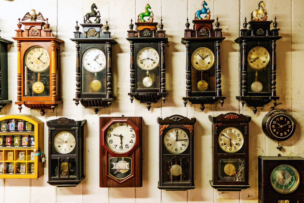 A wall entirely decorated with clocks.