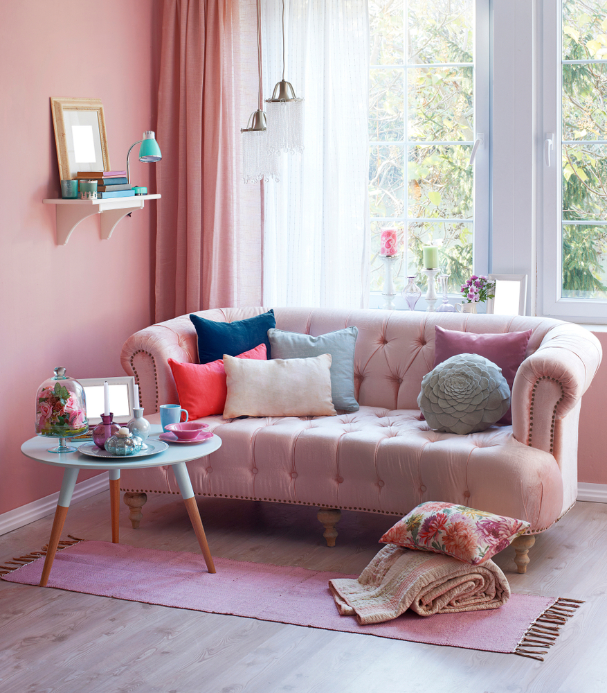 sofás rosas con cojines de colores