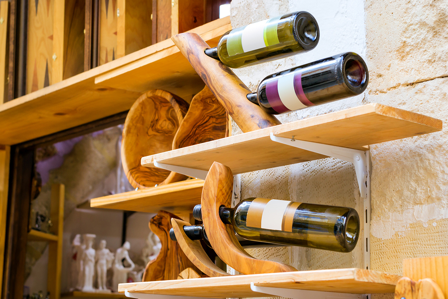 Botellero de madera para vinos.