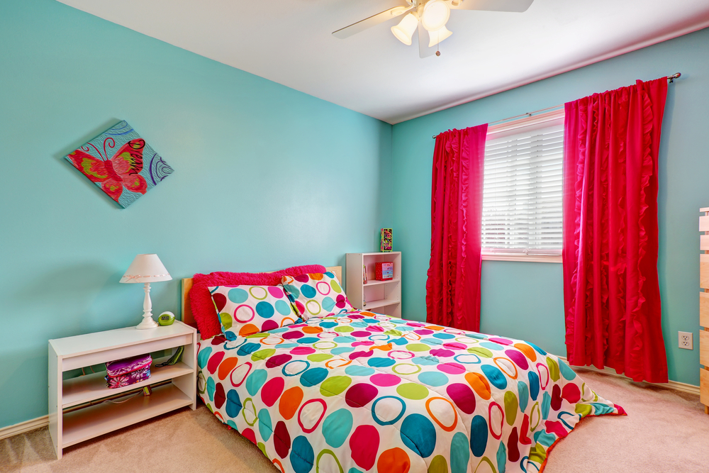 Dormitorio con colores horteras.