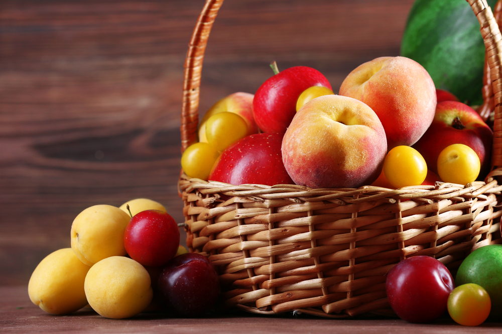 Frutas auténticas en cesta de mimbre.