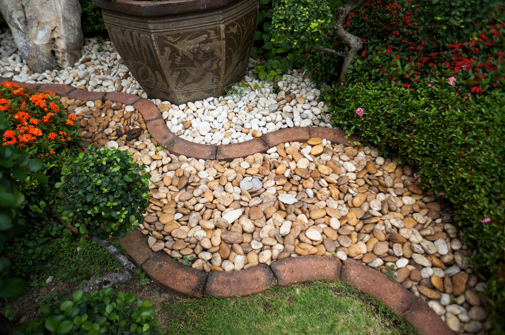 Use two types of gravel to create a truly spectacular gravel path.