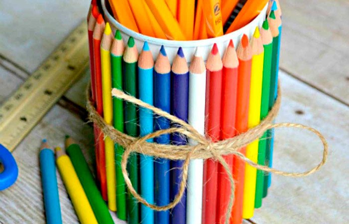Portalápices con lápices de colores.