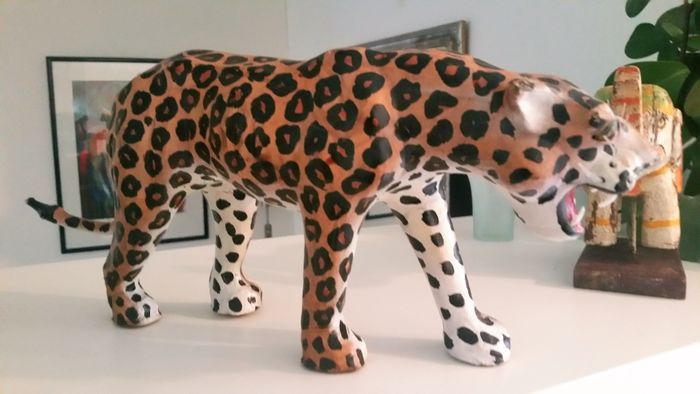 Escultura de leopardo.