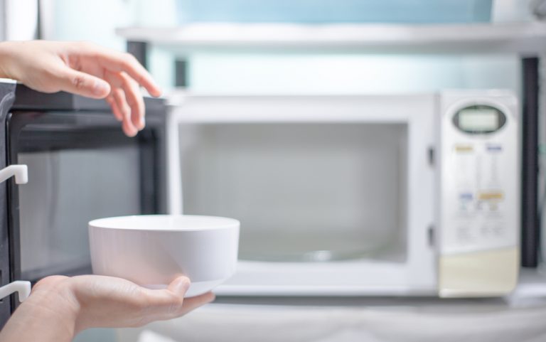 Aprende a limpiar rápidamente el horno microondas