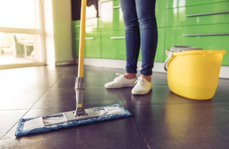 Cómo eliminar las manchas del suelo de la cocina