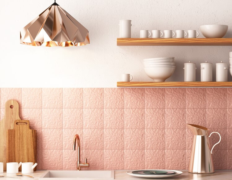 Cocina de azulejos rosas.