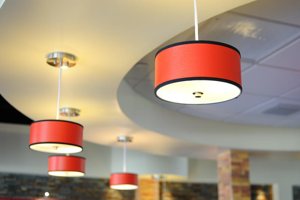 Lámparas de techo con cilindros rojos.