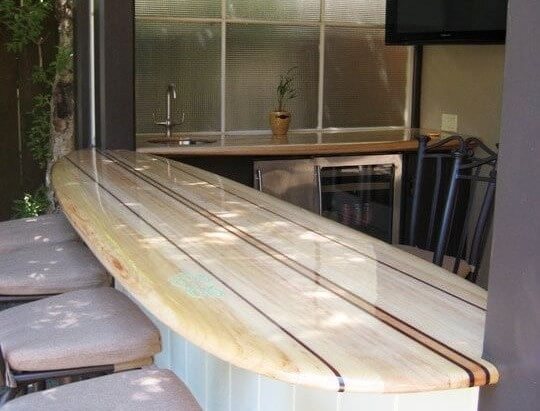 Barra de cocina con una tabla de surf.