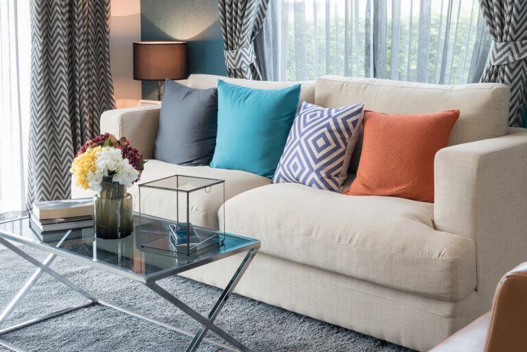 La importancia de crear un contraste entre los cojines y el sofá
