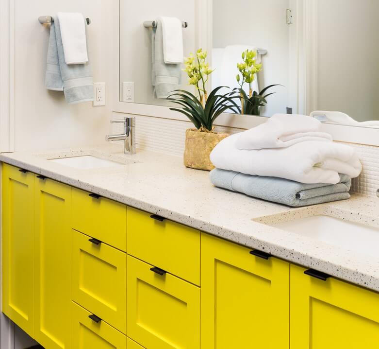 Muebles amarillos para el baño.