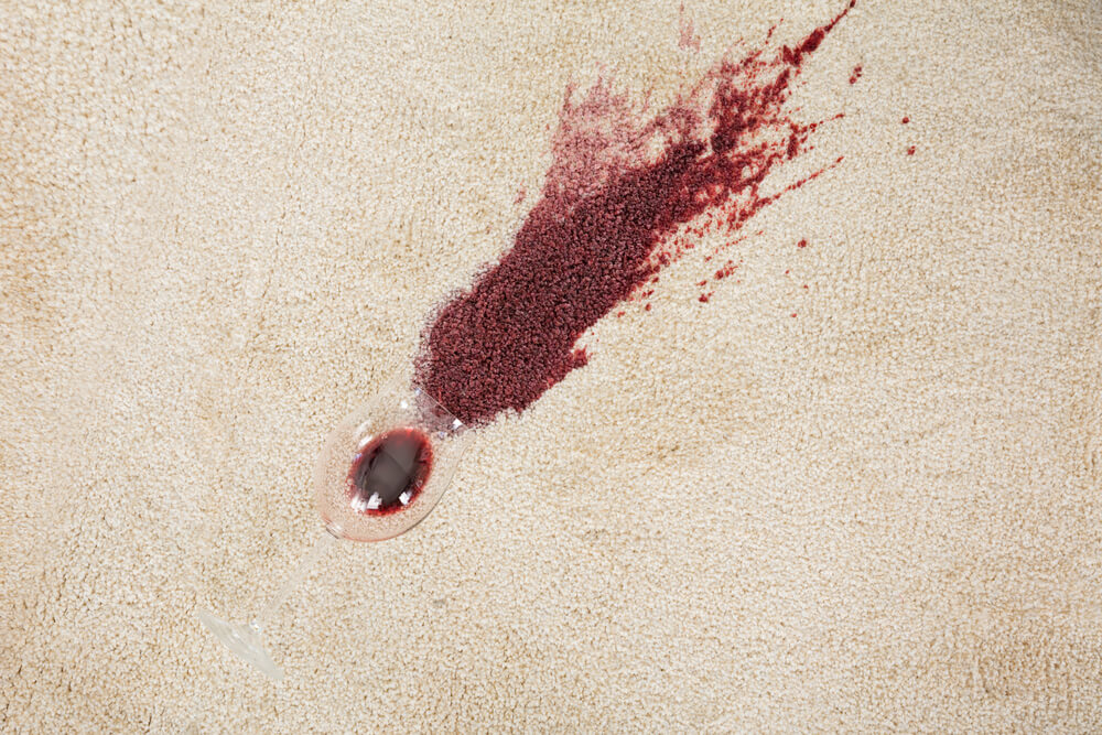 3 consejos para remover manchas de vino de las alfombras