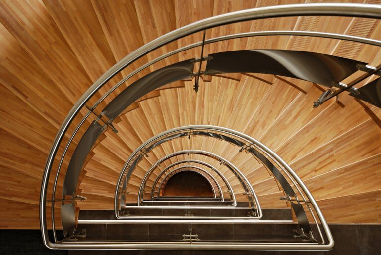 Escaleras de madera y acero en la casa moderna