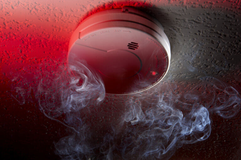 5 pasos para instalar detectores de humo en el hogar