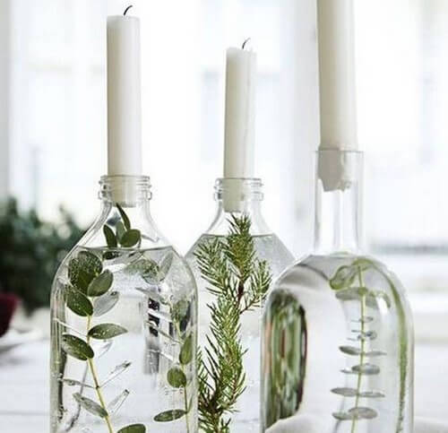 Botellas de cristal como centro de mesa.