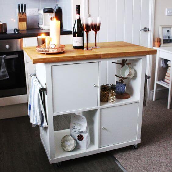 Isla de cocina con estantería KALLAX de IKEA.