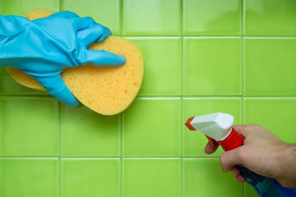 Limpiar los azulejos del baño.