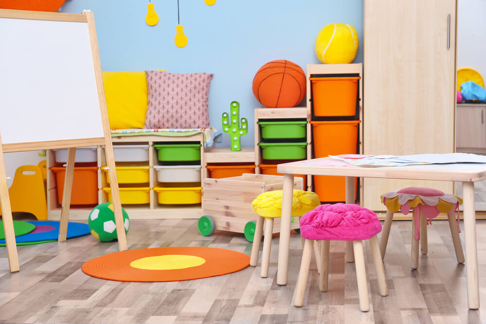 Mobiliario infantil de colores.