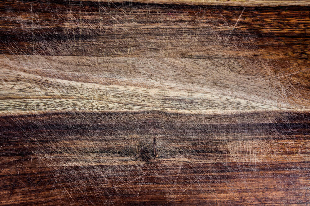 Rayón en el suelo de madera.