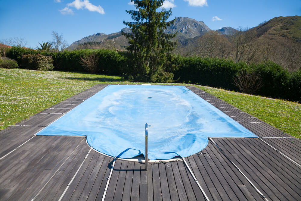 Cubrir piscina con una lona.