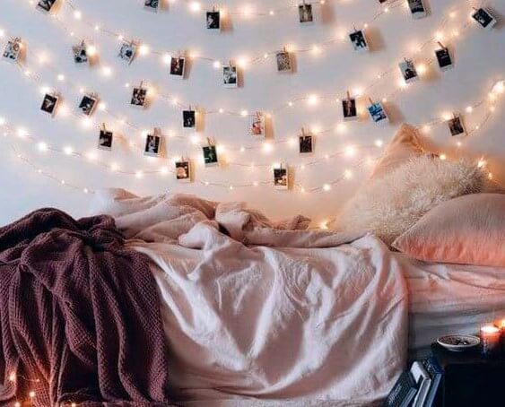 Dormitorio con fotos instantáneas.