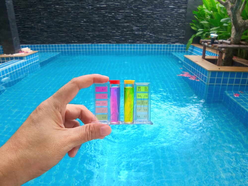 Verificar el estado del agua de la piscina