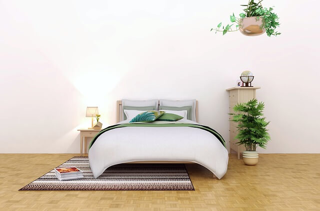 Dormitorio con plantas de suelo y colgadas