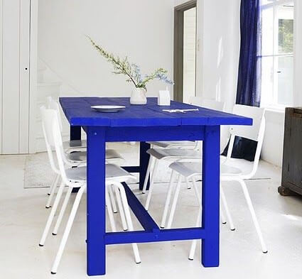 Mesa en azul Klein.