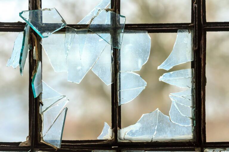 ¿Cómo reemplazar los vidrios rotos del hogar?