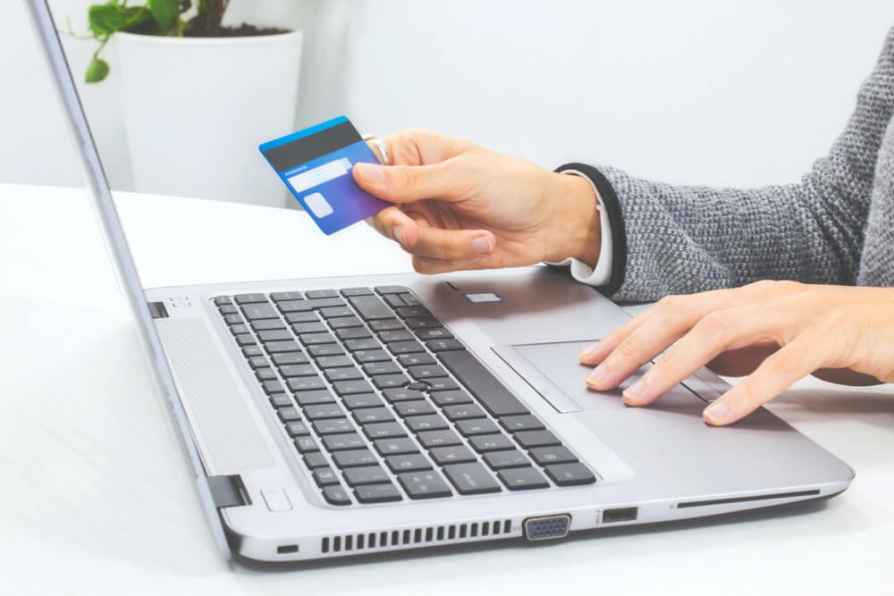 Ahorrar en Navidad es posible si moderas tus compras online o evitar gastar todo el cupo de tu tarjeta de crédito.