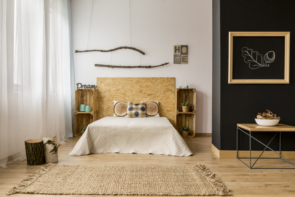 Dormitorio con una alfombra de esparto.