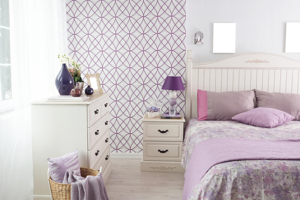 Dormitorio con toques lilas.