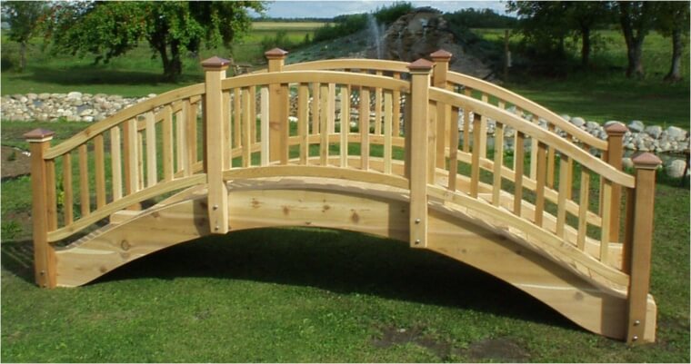 Puente de madera para el jardín.