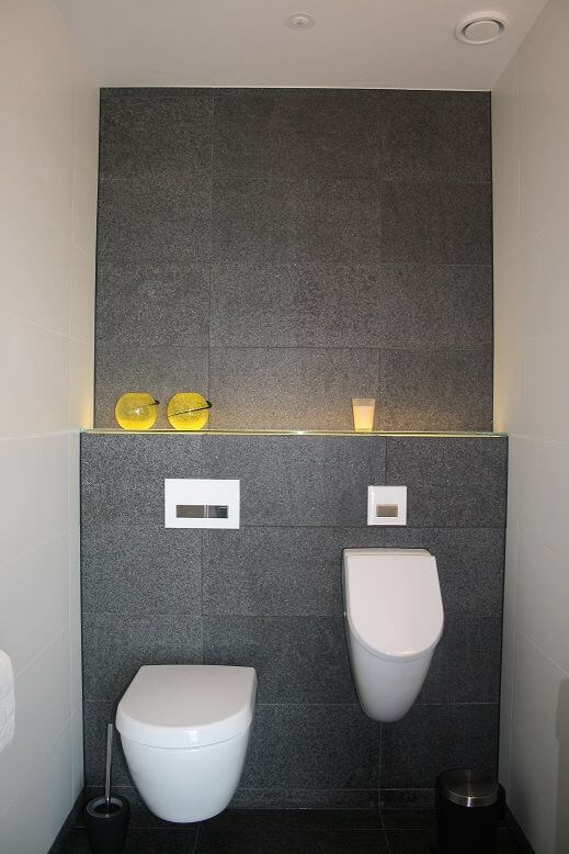 Cómo decorar un baño con un urinario moderno