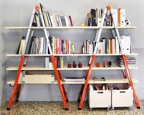 Librero hecho con escaleras