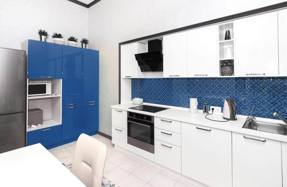 A white and classic blue kitchen.